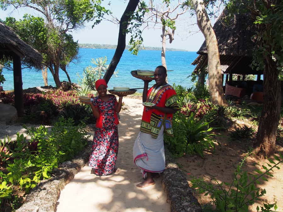 Diani Beach: Kisite Marine Park Dhow & Snorkeling with Lunch - On the Pilli Pipa dhow: snacks on the water and dolphin-hunting time