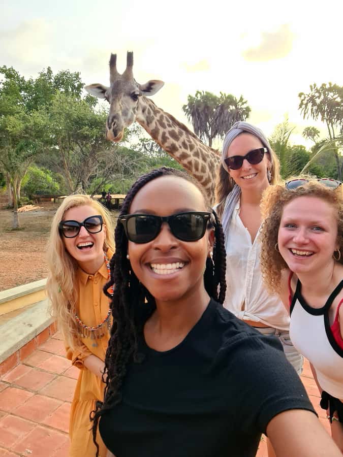 DIANI: SHARE A MEAL WITH GIRAFFES - Guide Peris and the pace you will feel