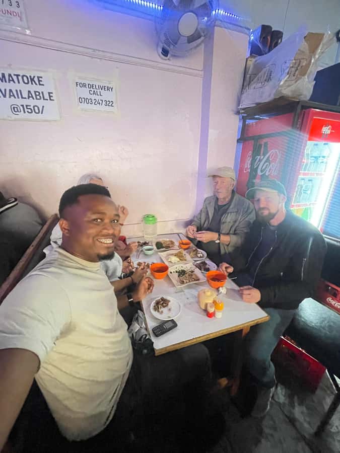 Nairobi: 1 Hour Gastronomic and Street Food tour of Nairobi - Twenty-minute tasting session: samosas, chapati, and Kenyan drinks