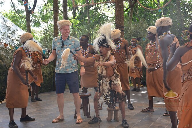 Nairobi city sights, Giraffe Encounters and Bomas Kenya Tour - Timing your lunch: optional, and you choose the style