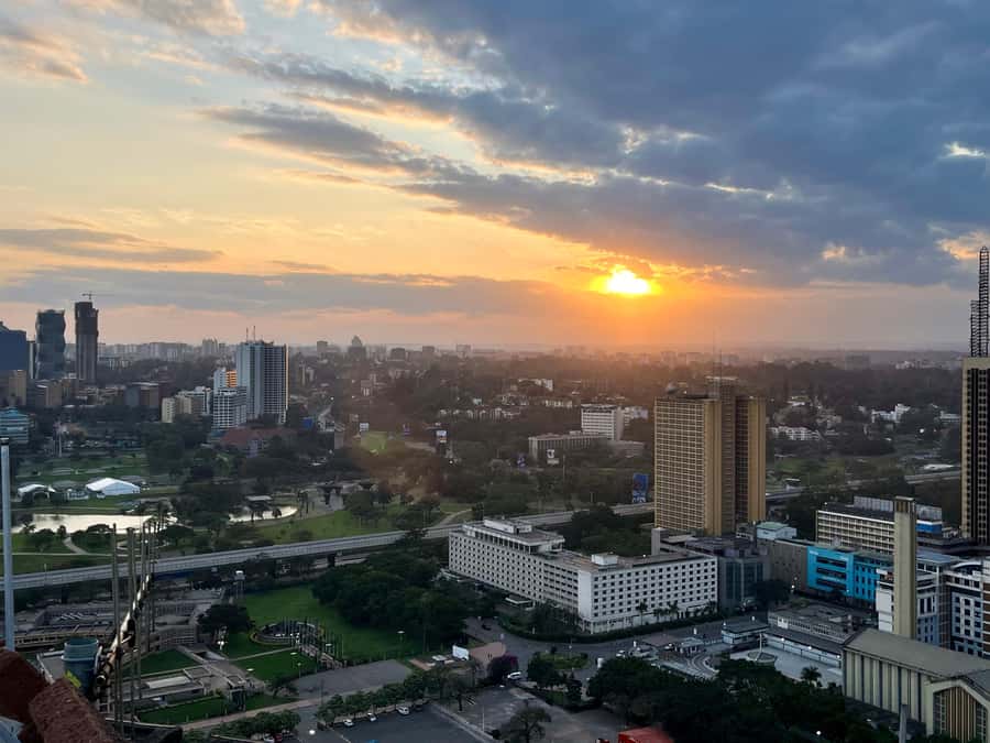 Nairobi: City Site-Seeing Bus Tour - The market stop: where you can actually browse, plus fruit salad