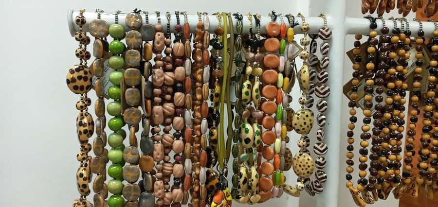 Nairobi Giraffe Center Tour with Karen Blixen & Kobe Beads - Love birds paradise stop: coffee, lunch, and quick souvenir browsing