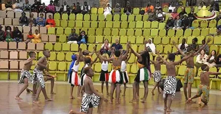 Nairobi: Guided Afternoon Tour to Bomas of Kenya. - The performances: traditional songs, dancing, and acrobatics on a real timetable