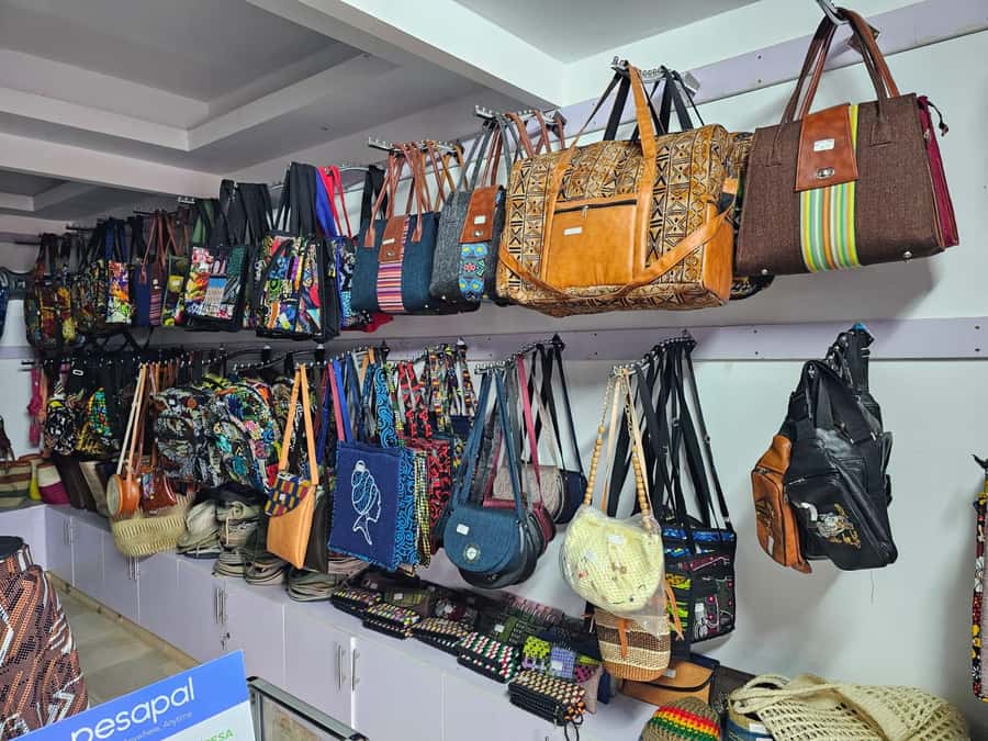 Nairobi: Hop on Hop off and Maasai market Collections Visit - The open-sided jeep upgrade and free Wi-Fi perk