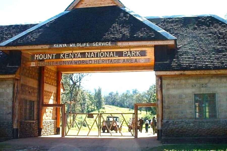 Nairobi: Mount Kenya Day Hike with Lunch - 6:00 am Nairobi pickup and the drive that starts the day right