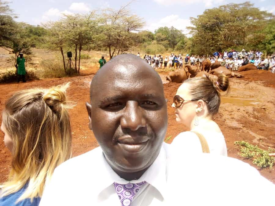 Nairobi: Private Elephant Orphanage Tour - Wood crafts store and kazuri beads factory: souvenirs with a story