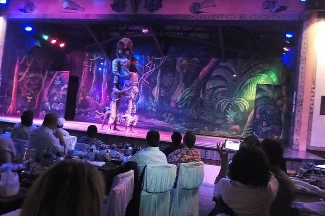 Safari Cat Dancers Show And Dinner - Live band during dinner, from Kenyan hits to country music