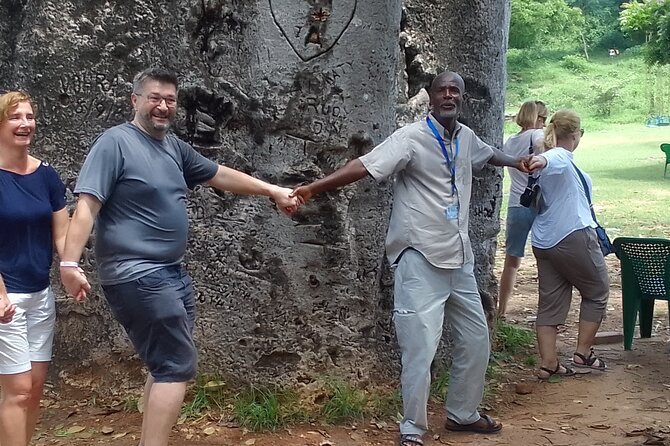 Visit to Fort Jesus and the Old Town of Mombasa - Four elephant tusks on Moi Avenue: the royal-era photo stop that still feels human